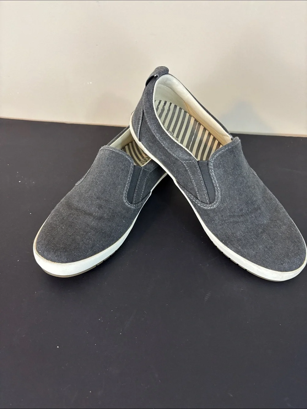 Taos Dark Gray Dandy Canvas Slip-on Shoe Sneaker Size 8.5